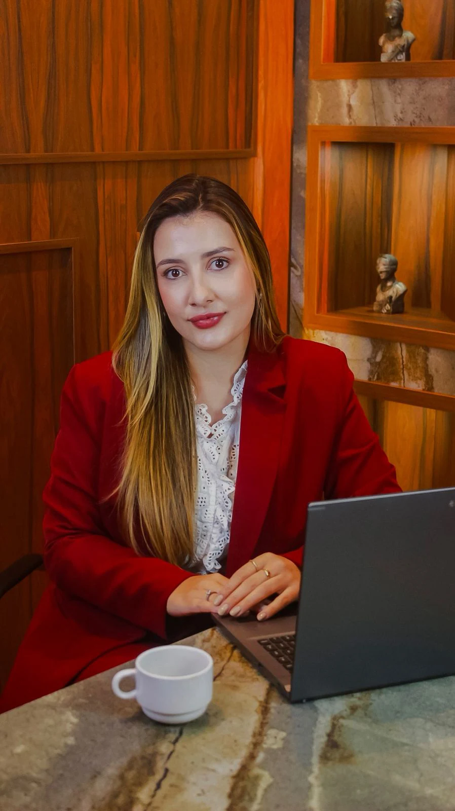 Julia Lehnen de Pietro em seu escritório